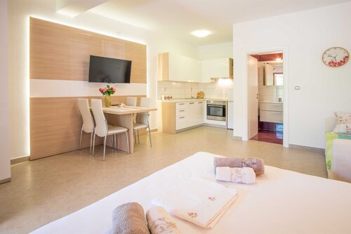 Studio apartment IVA with terrace