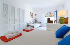 3 chambres, coffres-forts dans les chambres, fer et planche à repasser