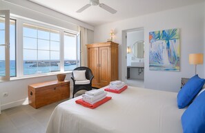 3 chambres, coffres-forts dans les chambres, fer et planche Ă repasser