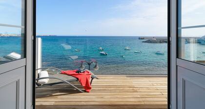Casa Lola, Sea Front Apartment in Playa Blanca