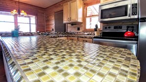 Coffee/tea maker, fridge, microwave, oven - Mountain View Cabin Hot Tub,Wifi,Casino (Whittier)