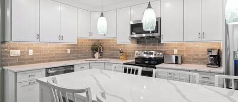 Frigorifero, microonde, forno, piano cottura