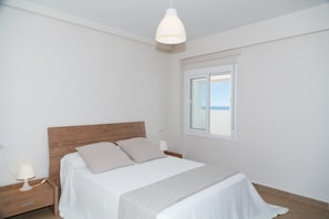 3 dormitorios, tabla de planchar con plancha, ropa de cama