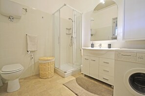 Badewanne, Haartrockner, Bidet