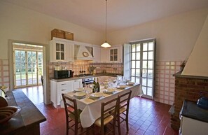 Fridge, microwave, oven, stovetop - Villa in Il Passaggio with 5 bedrooms sleeps 10 (Il Passaggio)