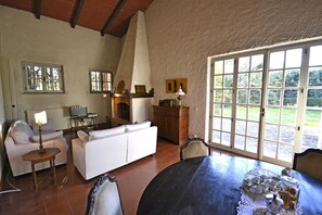 TV, fireplace, DVD player, stereo - Villa in Il Passaggio with 5 bedrooms sleeps 10 (Il Passaggio)