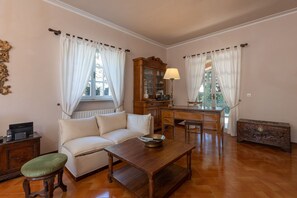 Tv, pejs, dvd-afspiller, stereoanlæg