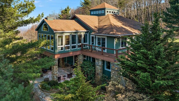 Exterior - Mountain Family Lodge: A spacious 7-bedroom retreat in Boone, NC, perfect for 28 guests. (Boone)