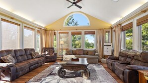 Living area - Mountain Family Lodge: A spacious 7-bedroom retreat in Boone, NC, perfect for 28 guests. (Boone)