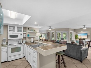 Frigorifero, microonde, forno, piano cottura