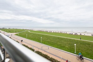 På stranden