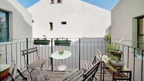 Outdoor dining - Mamad Sunny Escape w/ Balcony & Modern Comfort (Tel Aviv-Yafo)