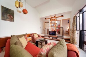 TV - Mamad Charming Sunny Haven with Balcony (Tel Aviv-Yafo)