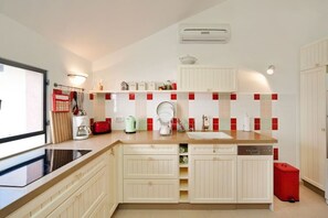 Fridge, microwave, oven, stovetop - Mamad Charming Sunny Haven with Balcony (Tel Aviv-Yafo)