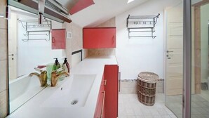 Combined shower/tub, hair dryer - Mamad Sunny Escape w/ Balcony & Modern Comfort (Tel Aviv-Yafo)