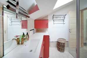 Unclassified image, 4 of 17, button - Mamad Sunny Escape w/ Balcony & Modern Comfort (Tel Aviv-Yafo)