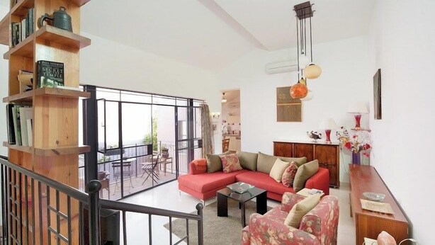 TV - Mamad Sunny Escape w/ Balcony & Modern Comfort (Tel Aviv-Yafo)