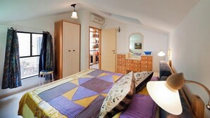 2 bedrooms, iron/ironing board - Mamad Sunny Escape w/ Balcony & Modern Comfort (Tel Aviv-Yafo)