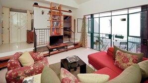 TV - Mamad Sunny Escape w/ Balcony & Modern Comfort (Tel Aviv-Yafo)