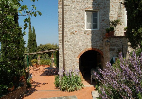 Terrace/patio - Country House / Farm House in Chiatri with 4 bedrooms sleeps 8 (Chiatri)