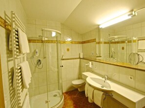 Suihku, hiustenkuivaaja, pyyhkeet