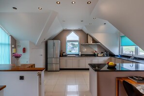 ميكروويف، فرن، غسالة أطباق، كرسي للأطفال