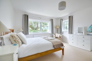 4 bedrooms, iron/ironing board, free WiFi, bed sheets