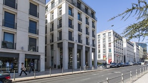 Un edificio moderno con diversi piani, ampie finestre e balconi.