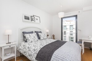 2 bedrooms, iron/ironing board, free WiFi, bed sheets - Arco da Graça (Lisbon)