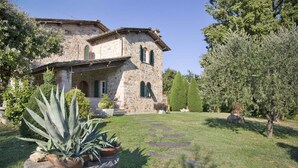 A stone building with a garden in front. - Villa in San Leonardo with 4 bedrooms sleeps 8 (San Leonardo)
