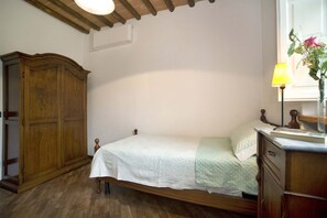 4 chambres, fer et planche à repasser, lit de bébé portatif