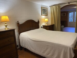 4 bedrooms, iron/ironing board, travel crib, free WiFi