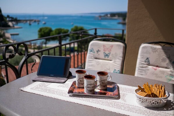 Outdoor dining - Apartment IVA with a sea view (Krk)