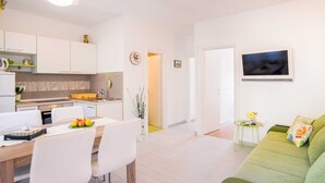 Un apartamento moderno con cocina, comedor y sala de estar.