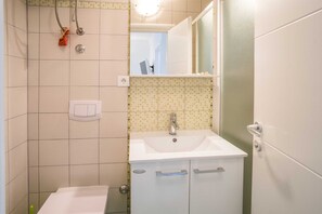 タオル、トイレットペーパー