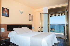 1 dormitorio, tabla de planchar con plancha, ropa de cama