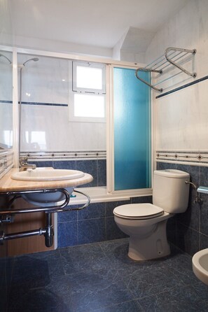 Bathtub, towels