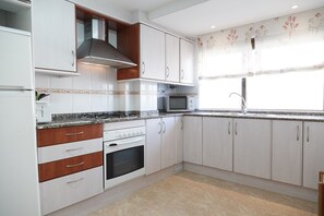 Een koelkast, een microgolfoven, een oven