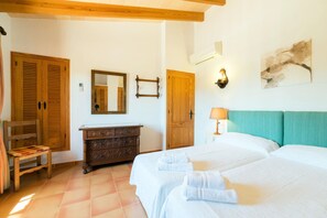 3 quartos, cofres nos quartos, ferros/tábuas de passar roupa