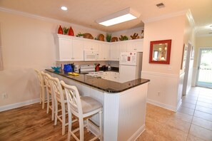 Private kitchen - Ocean Keyes. 3 bedroom 2 bath. Gated community. 2nd floor. Close walk to ocean. (North Myrtle Beach)