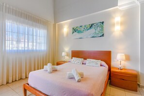 3 slaapkamers, een strijkplank/strijkijzer, gratis wifi, beddengoed