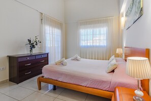 3 slaapkamers, een strijkplank/strijkijzer, gratis wifi, beddengoed