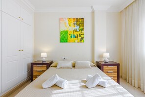 3 slaapkamers, een strijkplank/strijkijzer, gratis wifi, beddengoed