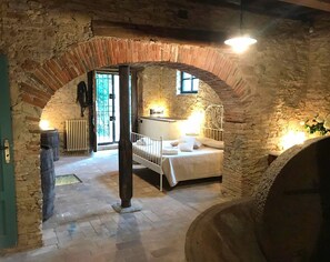 4 quartos, ferros/tábuas de passar roupa, berço de viagem