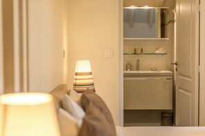 Unclassified image, 2 of 24, button