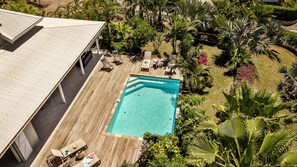 Unclassified image, 4 of 24, button