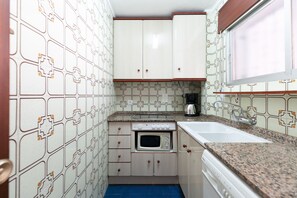 Frigorífico, microondas, cafetera o tetera y hervidor eléctrico