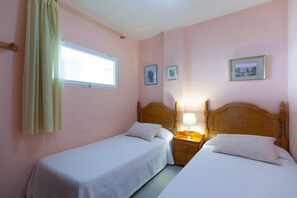 Fer et planche à repasser, draps fournis