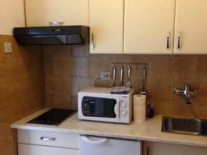 Fridge, oven, coffee/tea maker, electric kettle