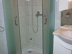 Shower, towels - Apartment Alexandra with terrace in Porec, Istria (Porec)